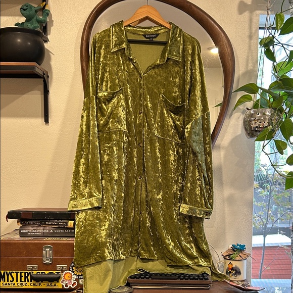DAVI & DANI Dresses & Skirts - Green Velvet Button-Up Shirt Dress